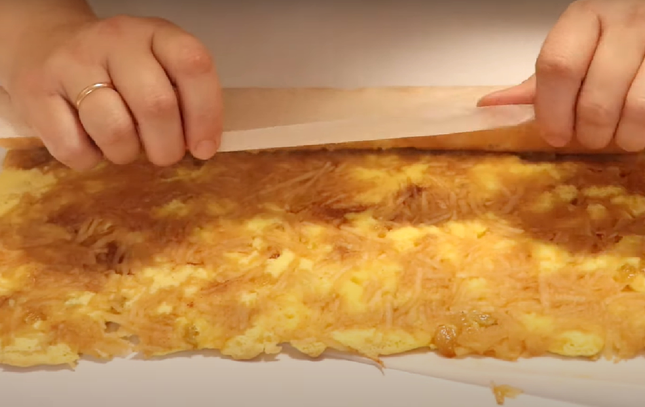 Ароматный десерт за 20 минут: рецепт вкуснейшего яблочного рулета